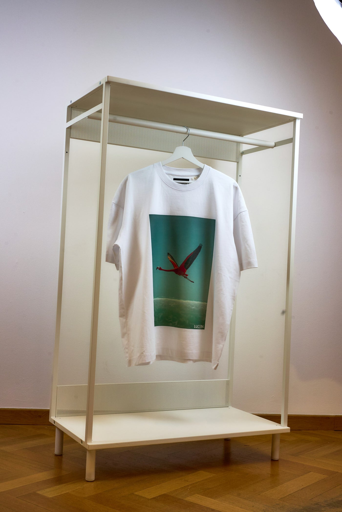 T-shirt LUCIƎN « Lagon » blanc oversize, imprimé flamant rose en vol rasant au-dessus d'une eau verte
