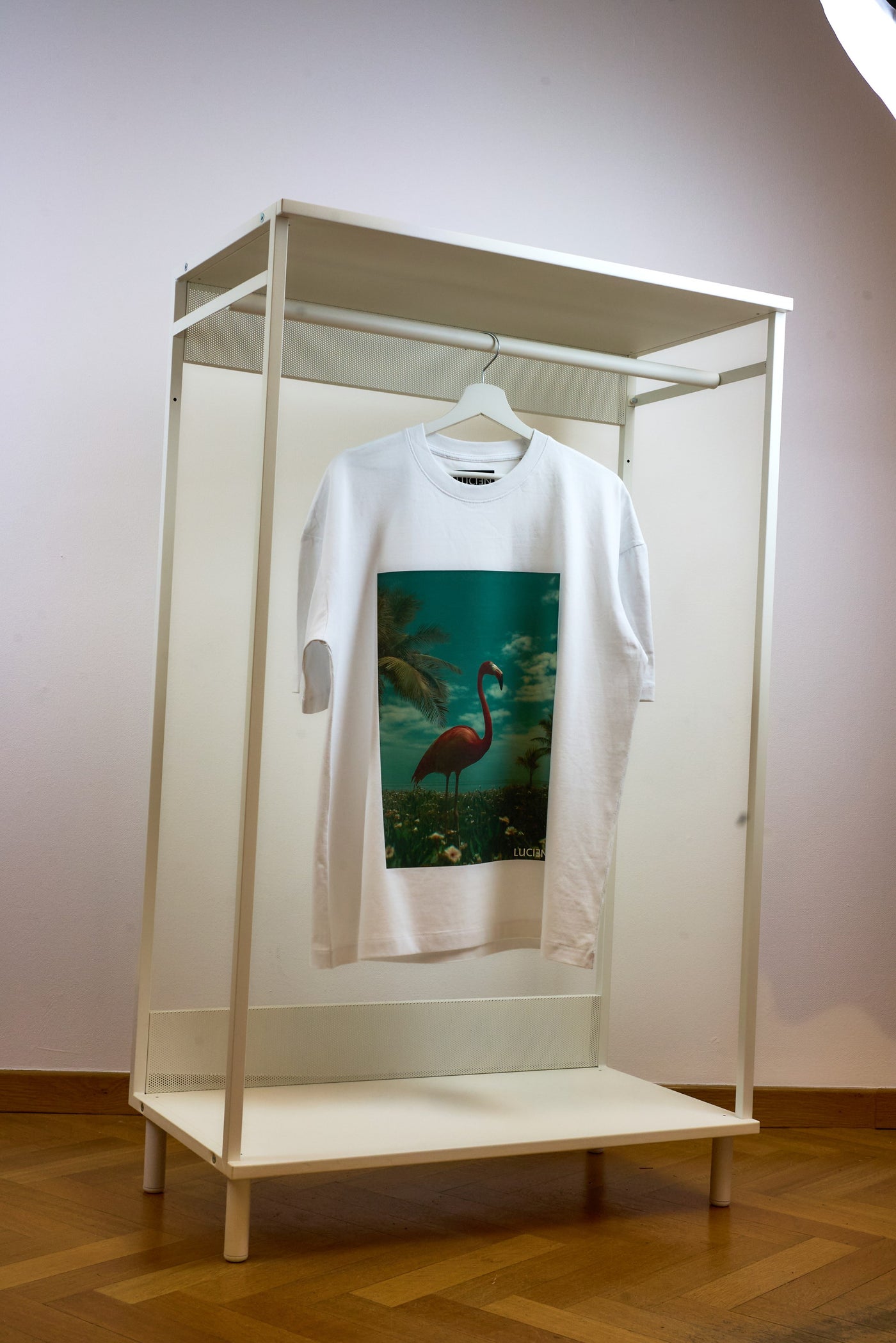 T-shirt LUCIƎN « Oasis » blanc oversize, imprimé flamant rose dans un champ de marguerites entre deux palmiers