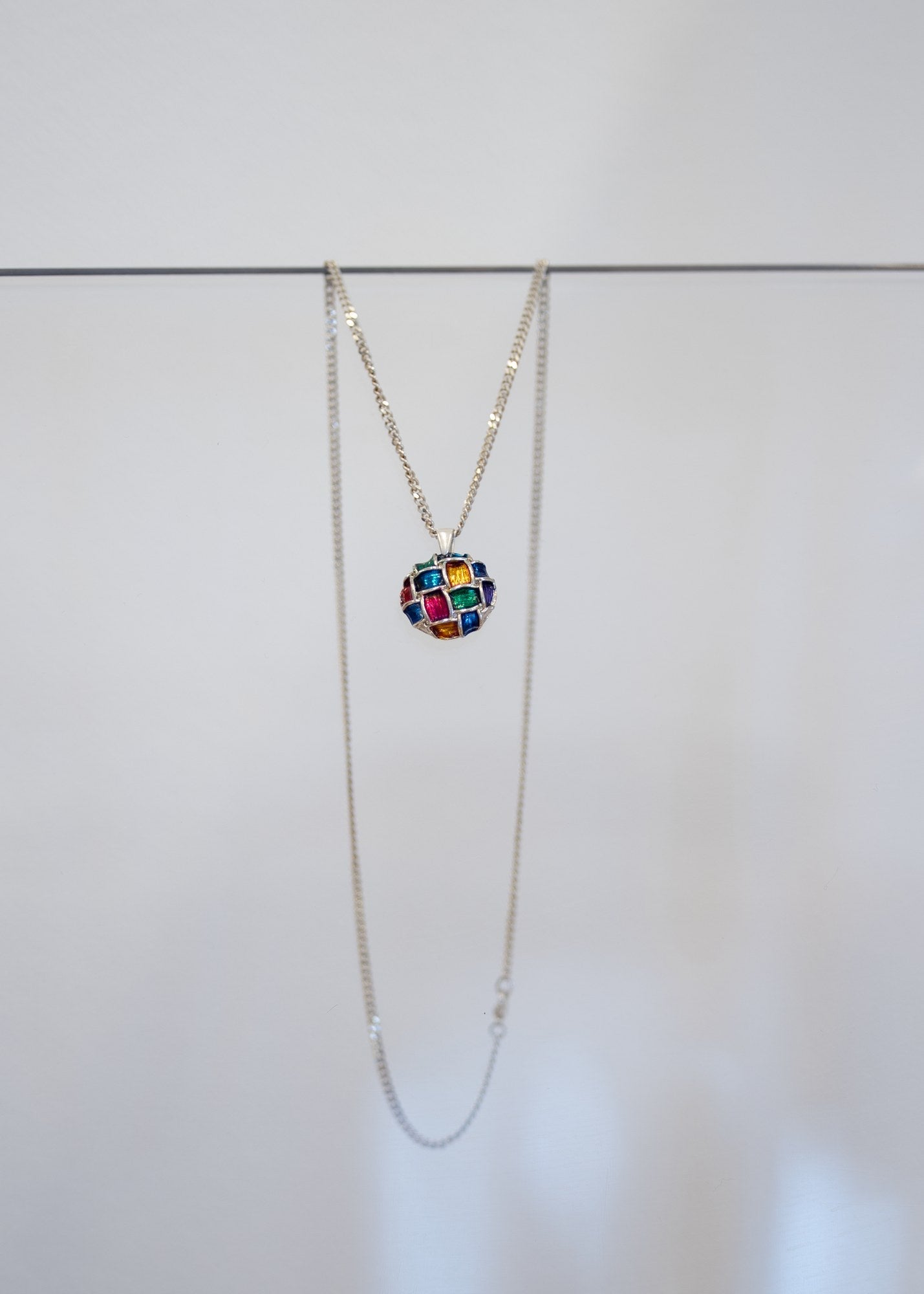 Collier « Vitrail » — pendentif rond bombé en mosaïque d'émaux multicolores cloisonnés d'argent, sur chaîne gourmette en argent. Joyeux Joyaux par Alexandra Lambert.