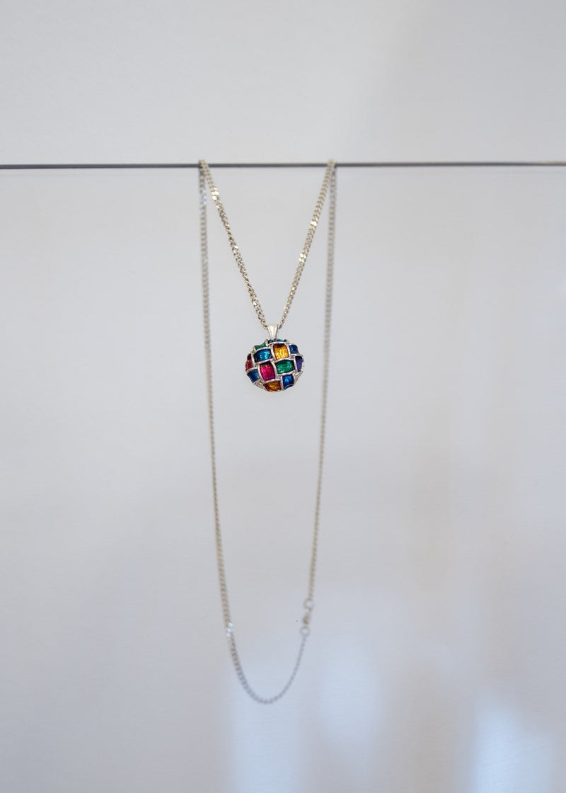 Collier « Vitrail » — pendentif rond bombé en mosaïque d'émaux multicolores cloisonnés d'argent, sur chaîne gourmette en argent. Joyeux Joyaux par Alexandra Lambert.