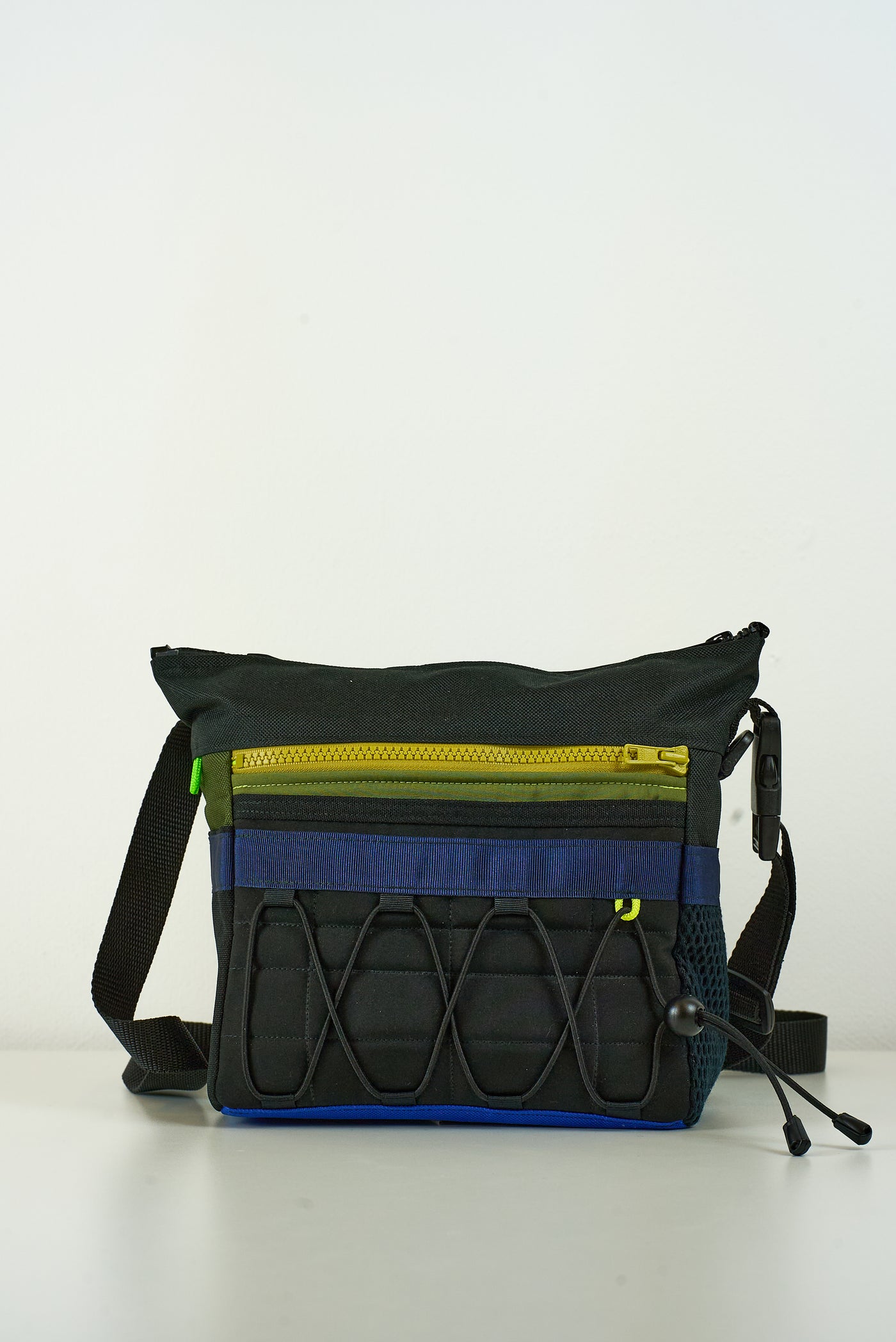 Sacoche « Abysse » Crossbody noir & bleu - Arrête  tes sacs by Mesk