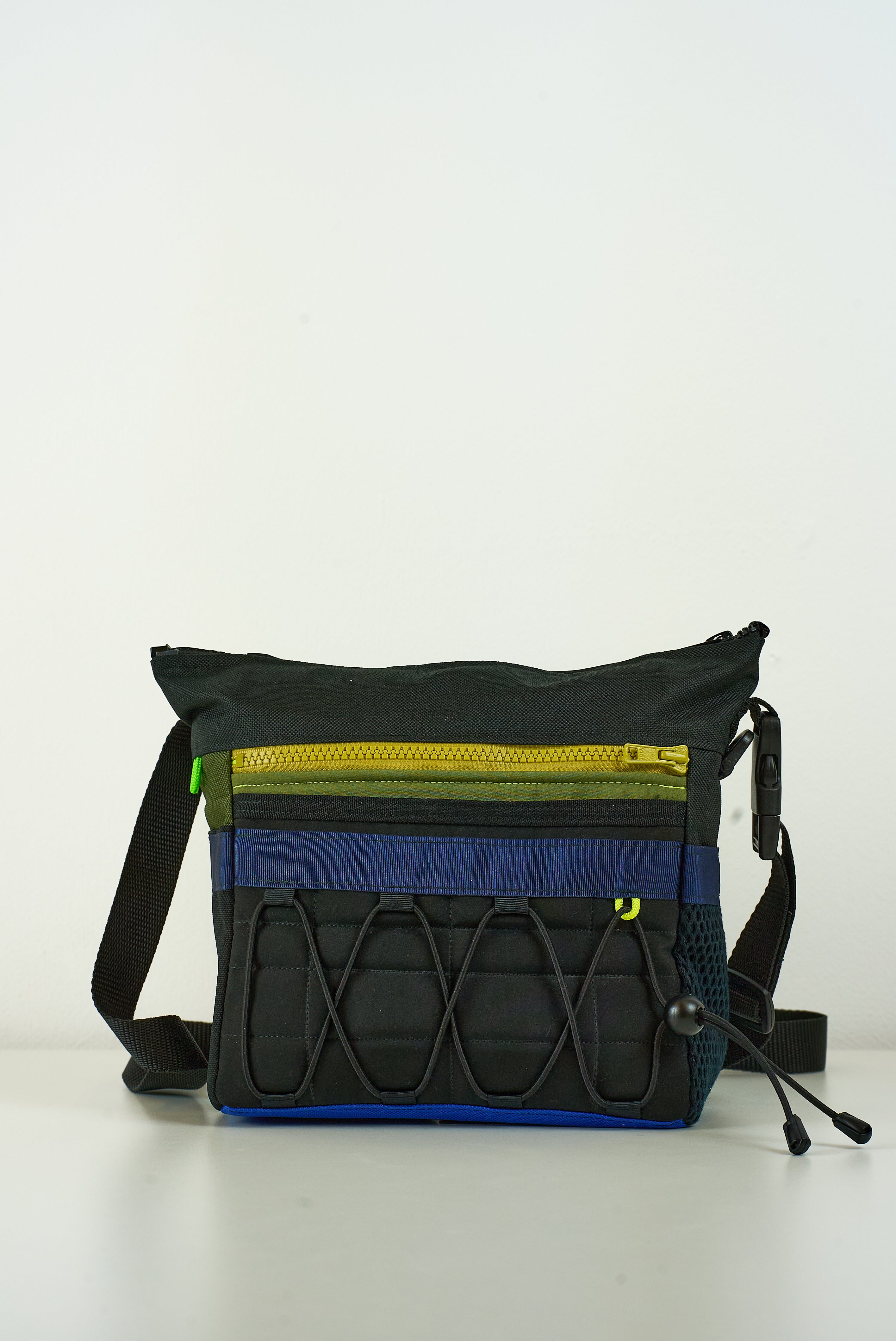 Sacoche « Abysse » Crossbody noir & bleu - Arrête  tes sacs by Mesk