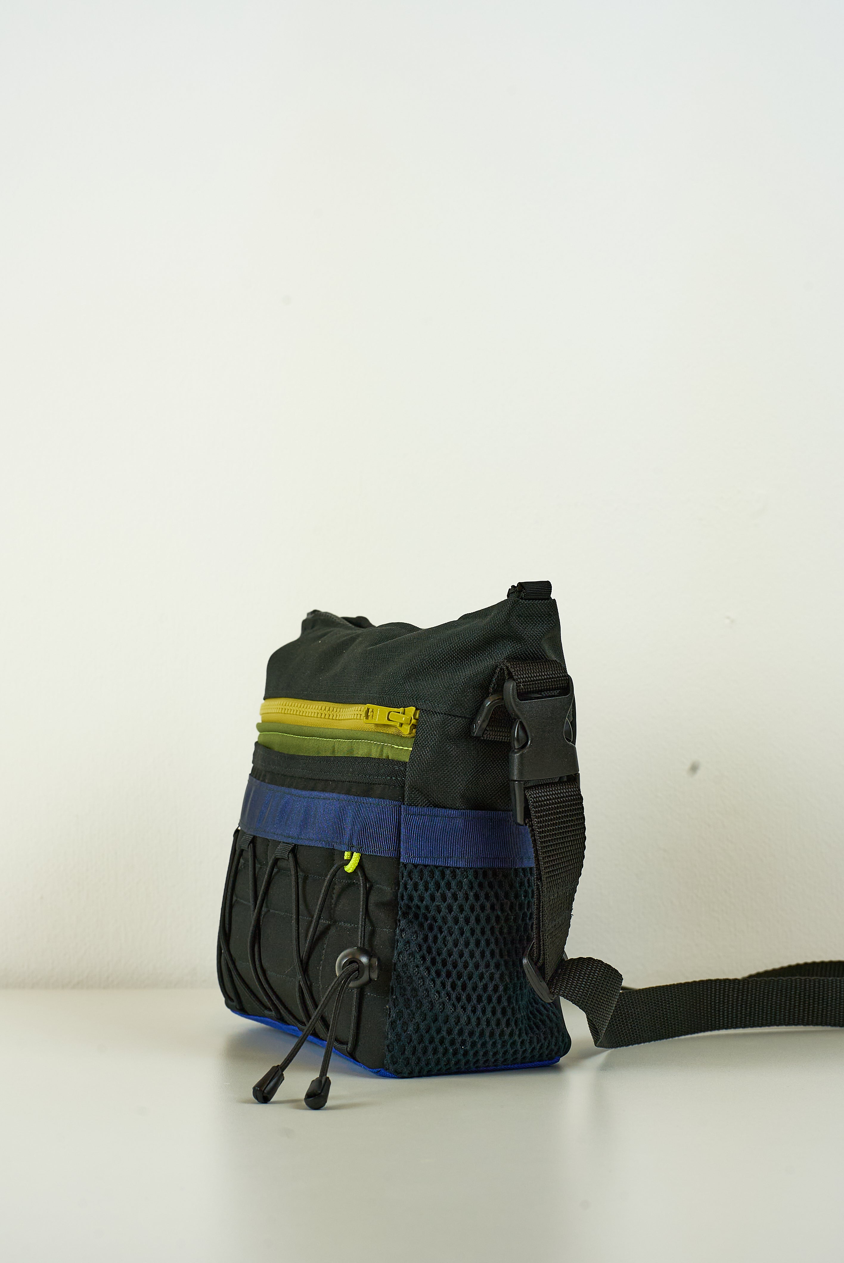 Sacoche « Abysse » Crossbody noir & bleu - Arrête  tes sacs by Mesk