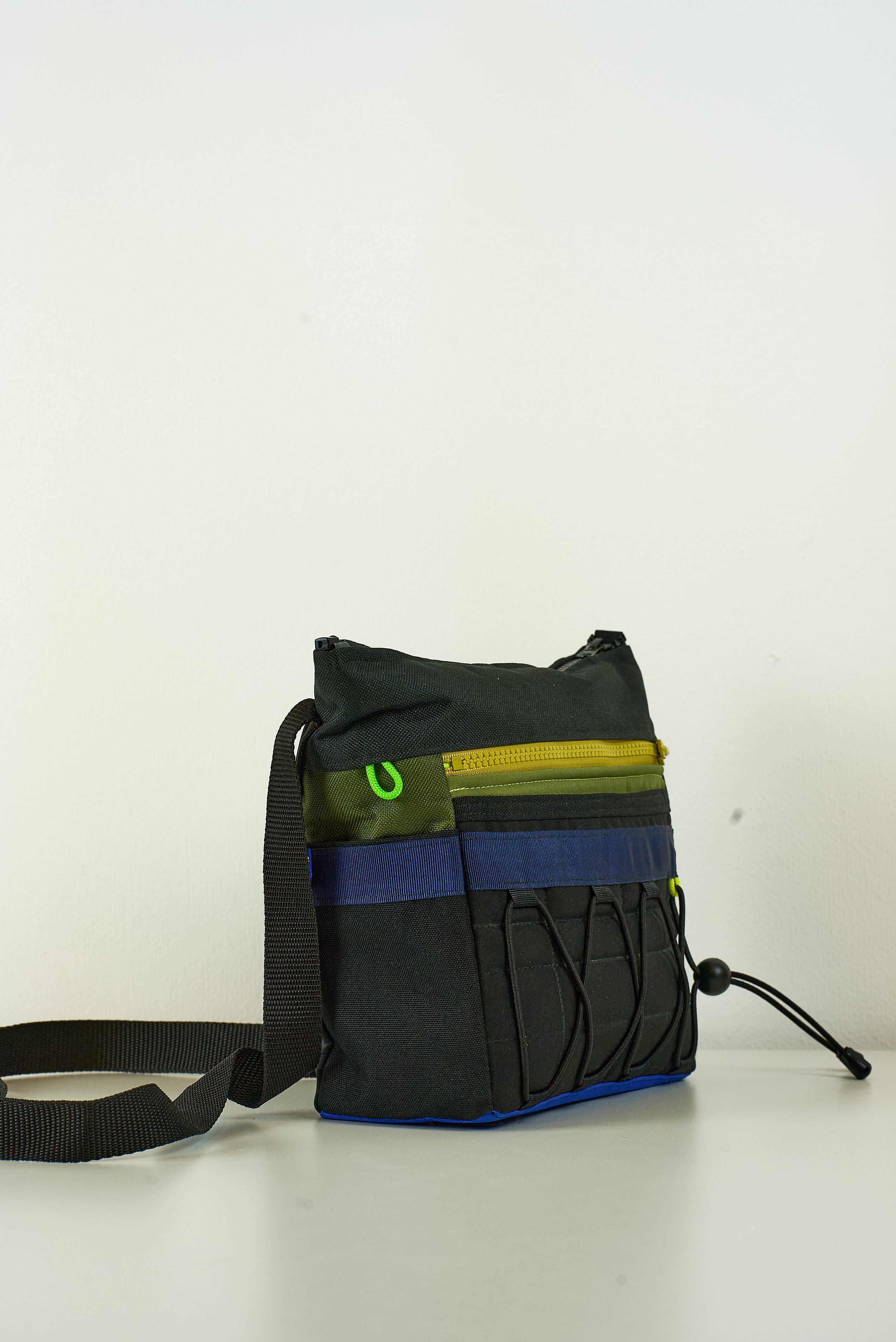 Sacoche « Abysse » Crossbody noir & bleu - Arrête  tes sacs by Mesk