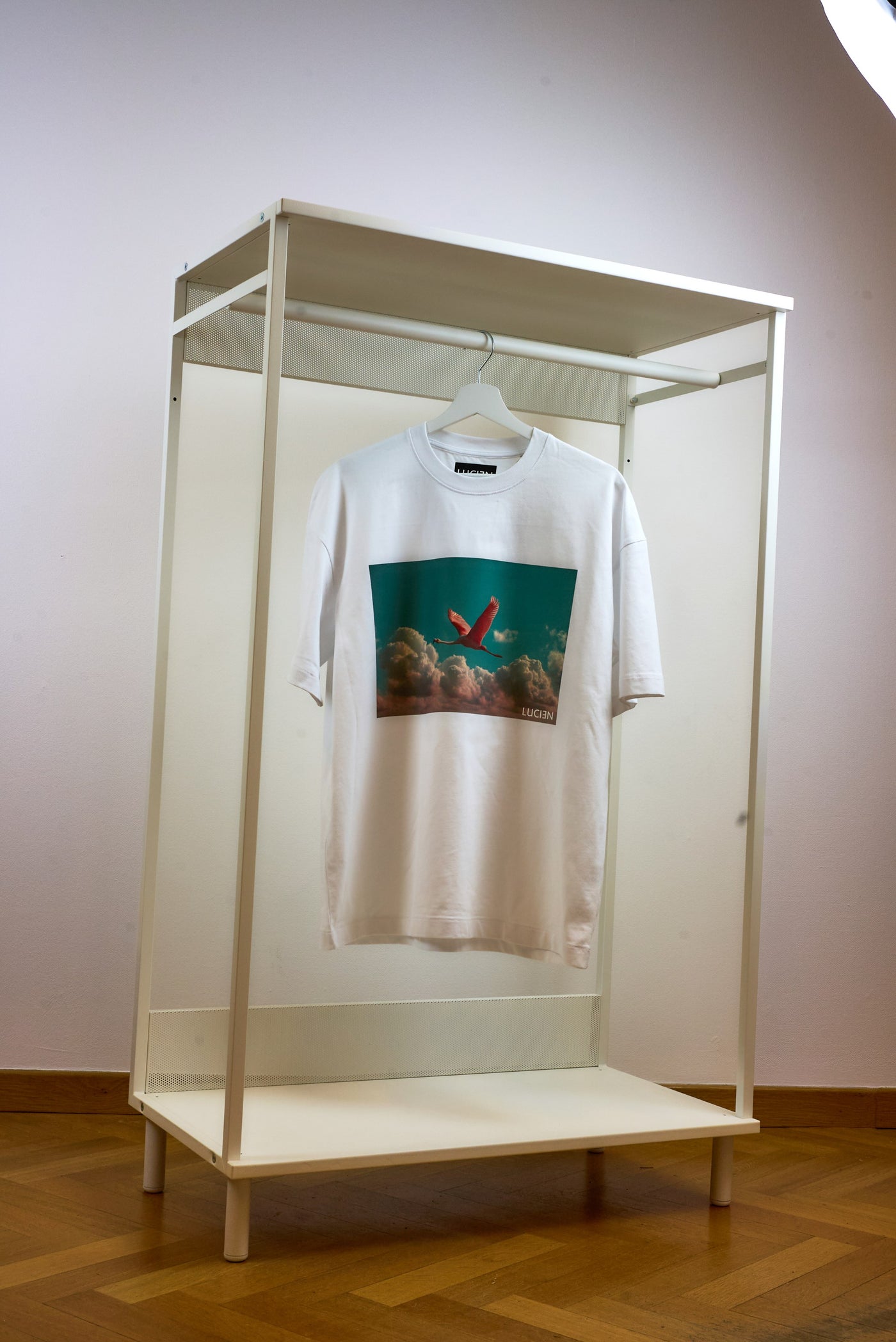 T-shirt LUCIƎN « Cumulus » blanc oversize, imprimé flamant rose en vol au-dessus de nuages dorés sur ciel turquoise