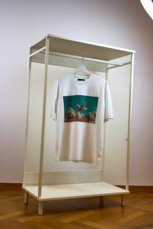 T-shirt LUCIƎN « Cumulus » blanc oversize, imprimé flamant rose en vol au-dessus de nuages dorés sur ciel turquoise
