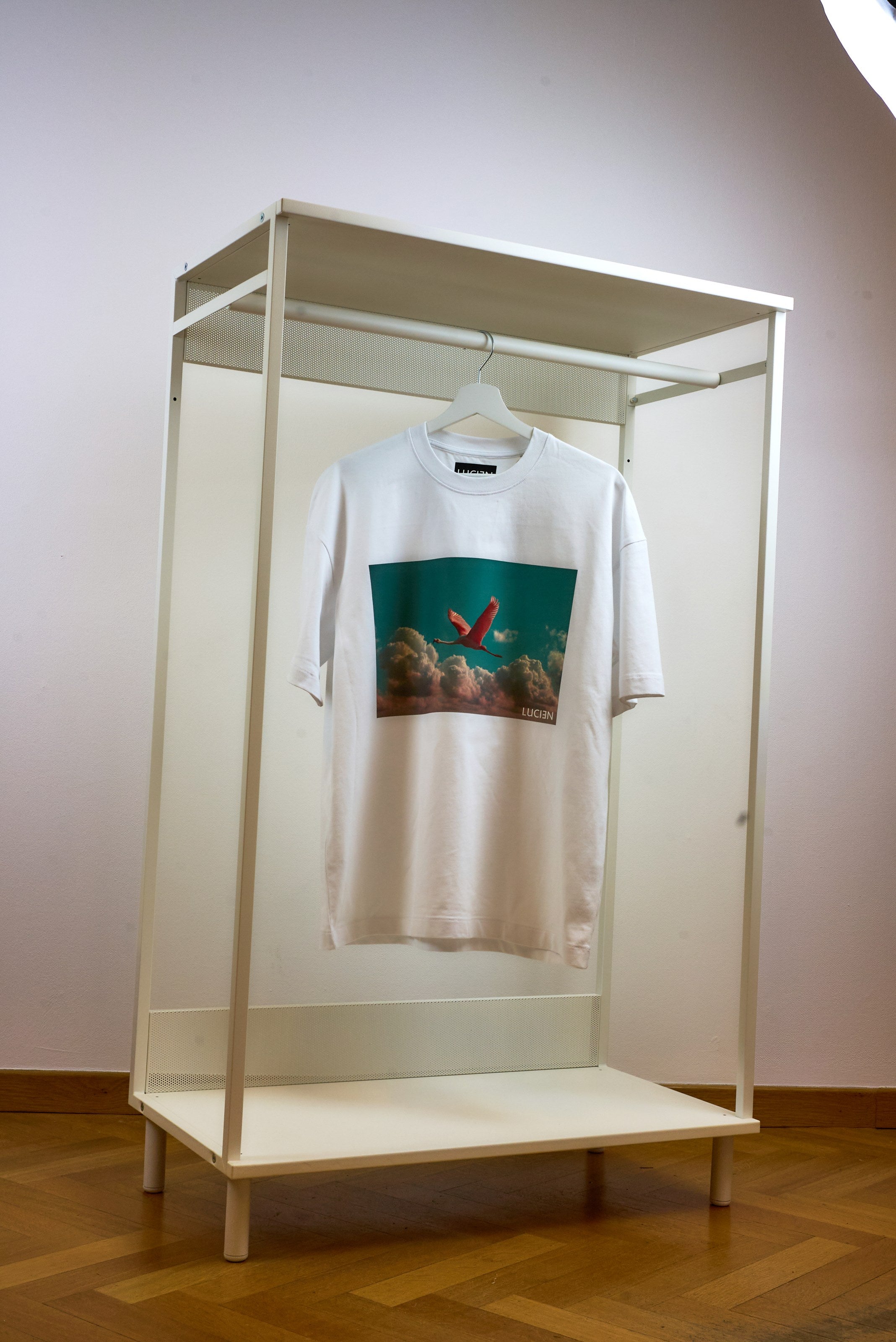 T-shirt LUCIƎN « Cumulus » blanc oversize, imprimé flamant rose en vol au-dessus de nuages dorés sur ciel turquoise
