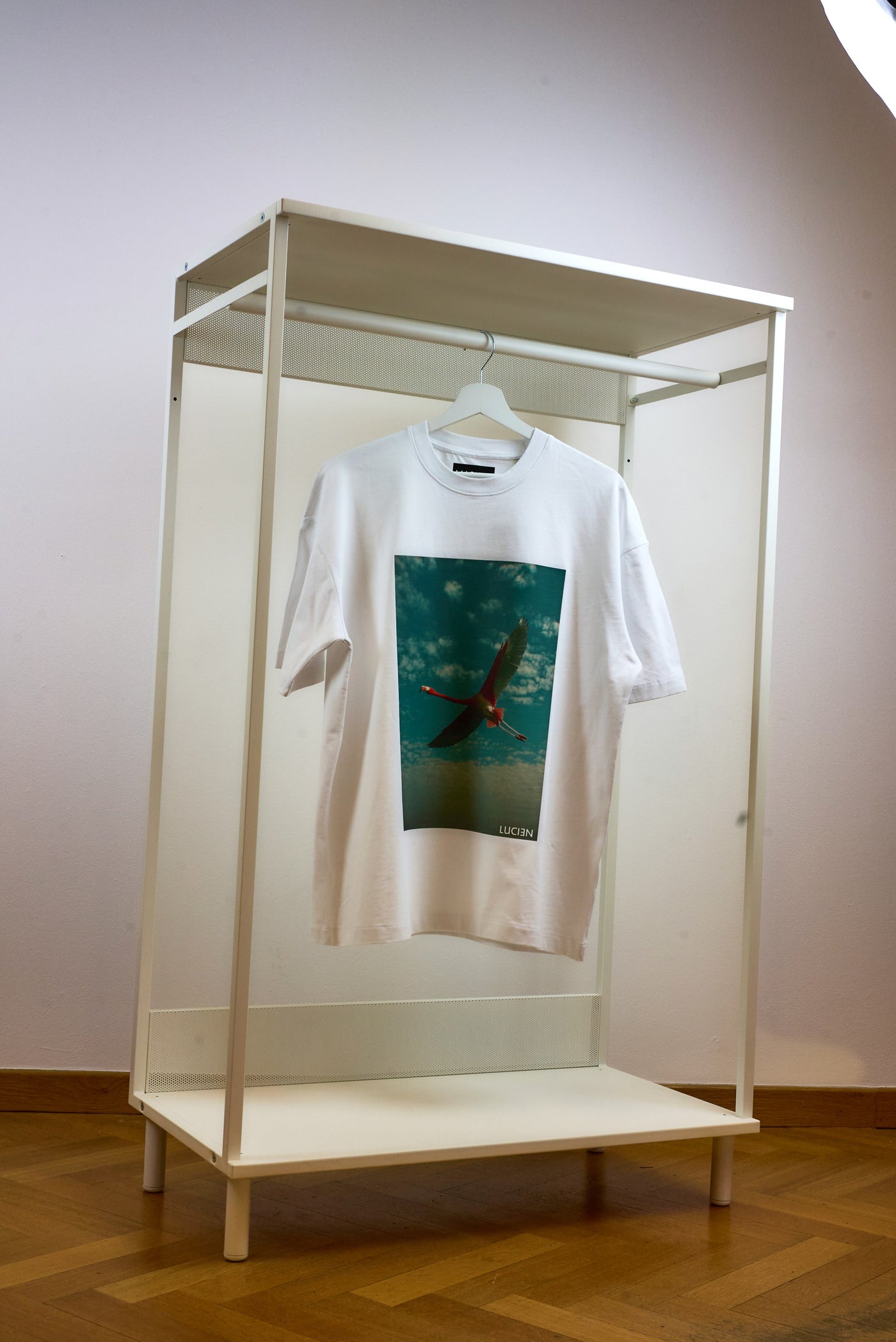 T-shirt LUCIƎN « Envol » blanc oversize, imprimé flamant rose ailes ouvertes dans un ciel turquoise nuageux