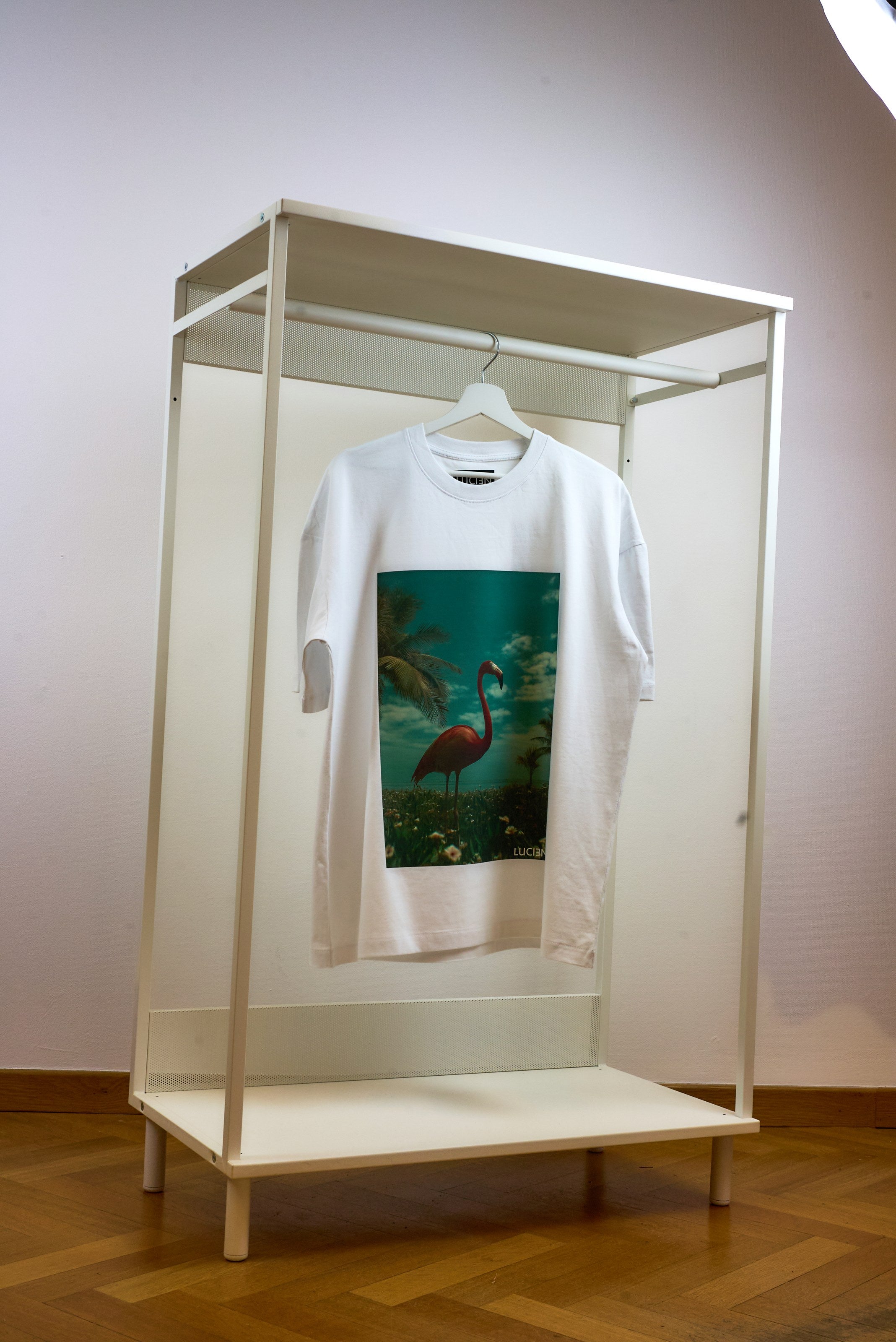 T-shirt LUCIƎN « Oasis » blanc oversize, imprimé flamant rose dans un champ de marguerites entre deux palmiers